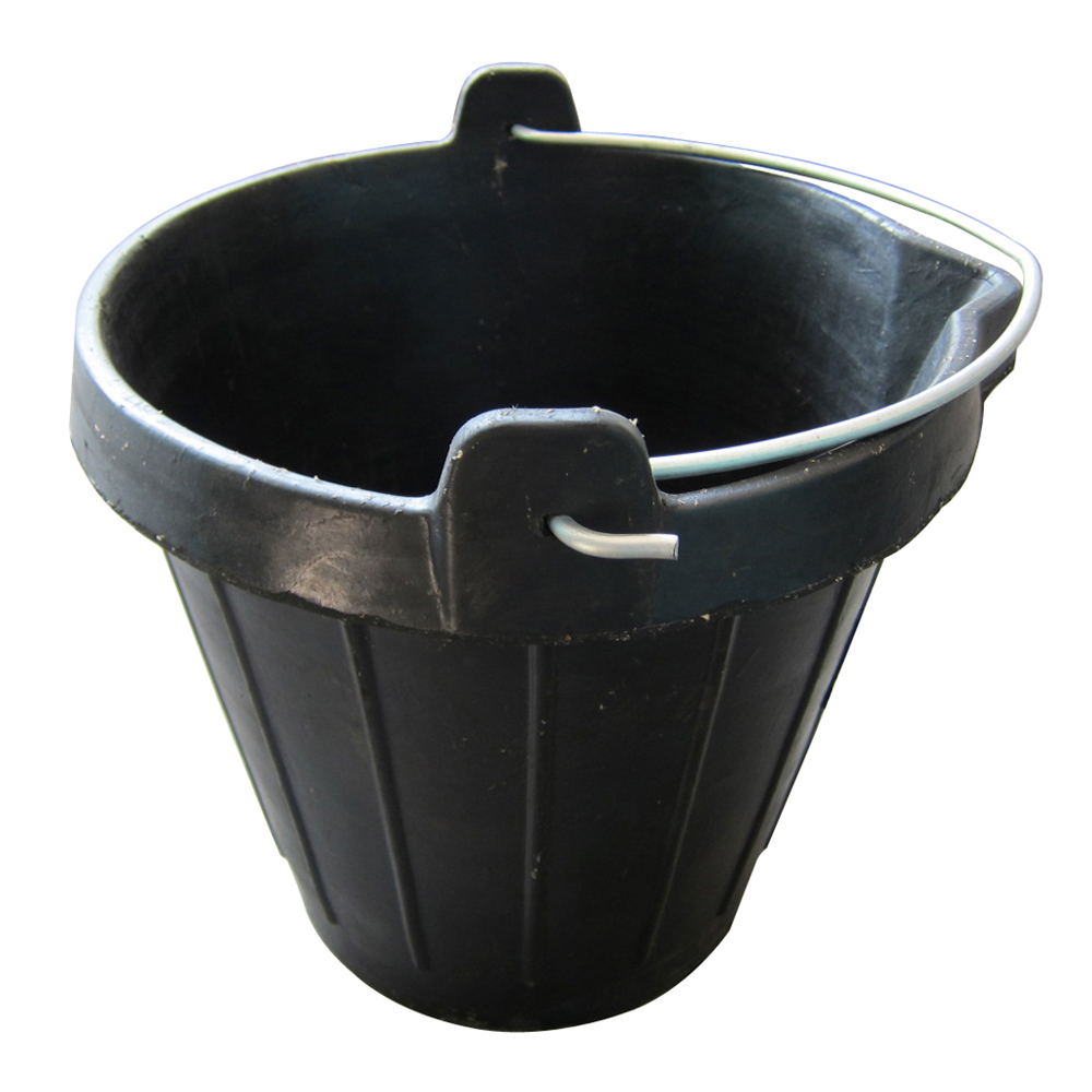 10L. Seau en caoutchouc avec bec verseur.